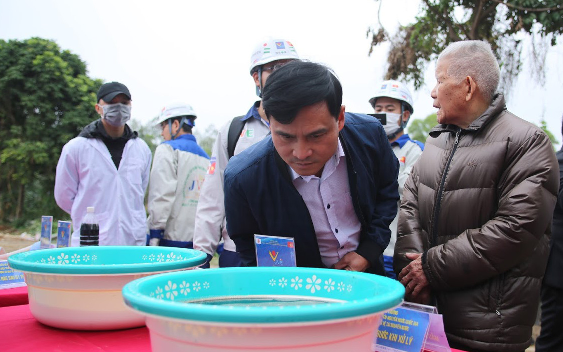 Clip: Đánh bay mùi hôi thối ở hồ nước bãi rác Nam Sơn, công nghệ nano Nhật Bản "ghi điểm"