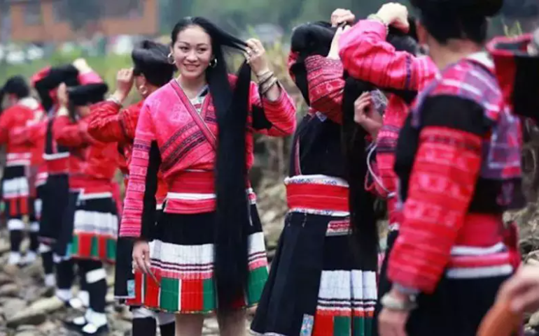 Kì lạ với phong tục của những "nàng công chúa tóc mây" ở Trung Quốc