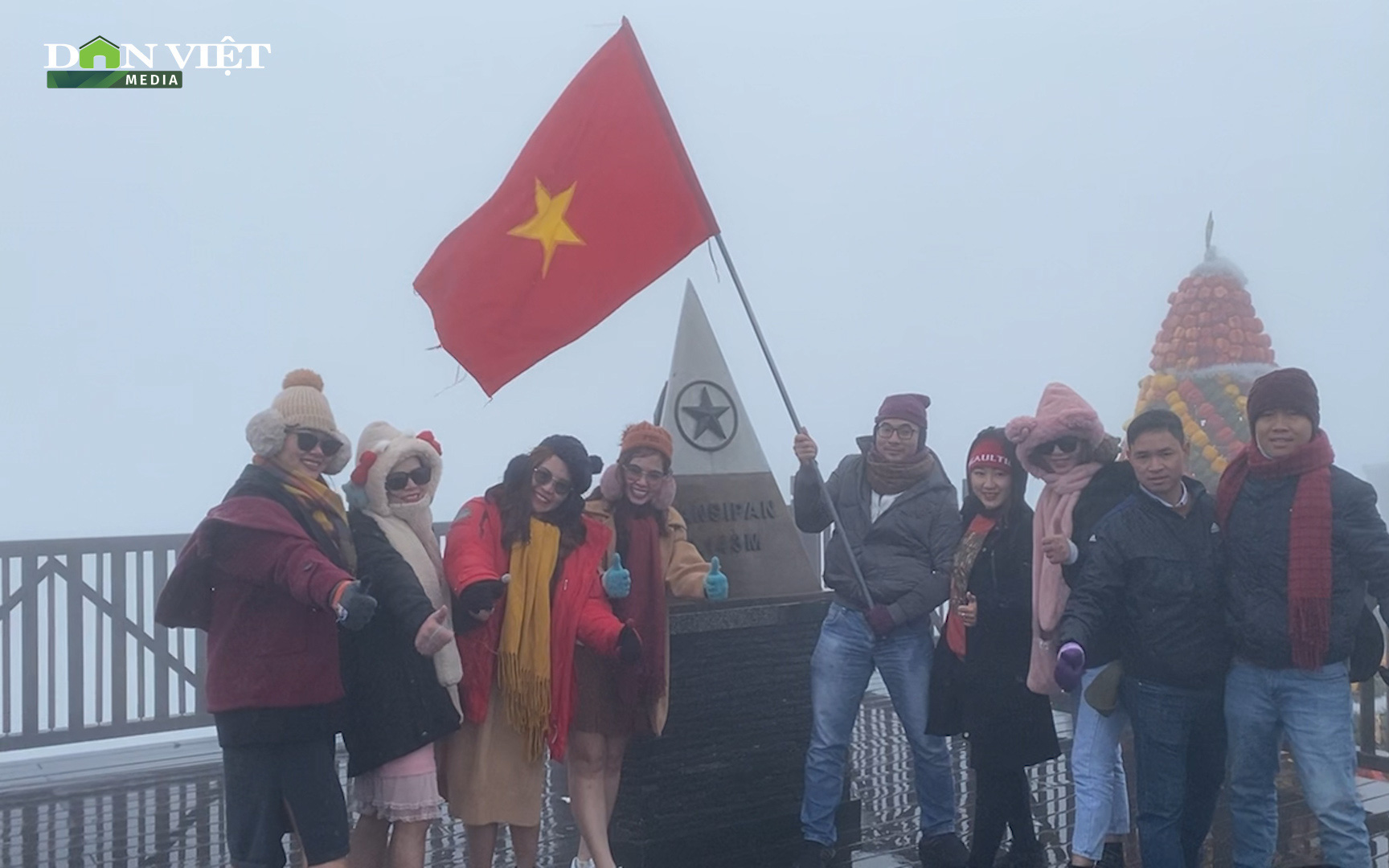 Video: Mặc kệ buốt giá, đông nghịt khách du lịch chen chân lên đỉnh Fanxipan chờ đón băng tuyết