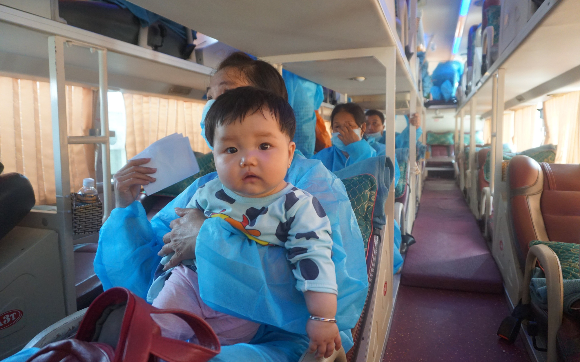 Ảnh: Ấm lòng chuyến xe chở người hồi hương miễn phí tại Đà Nẵng