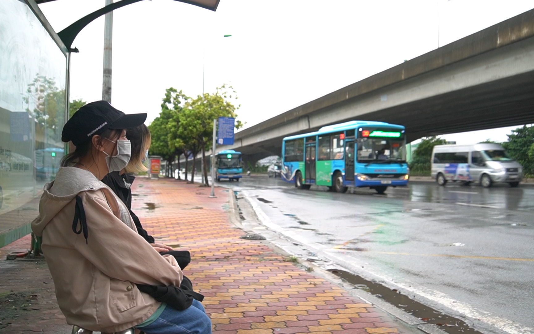 Hà Nội: Người dân phấn khởi chờ xe bus chạy lại sau giãn cách xã hội