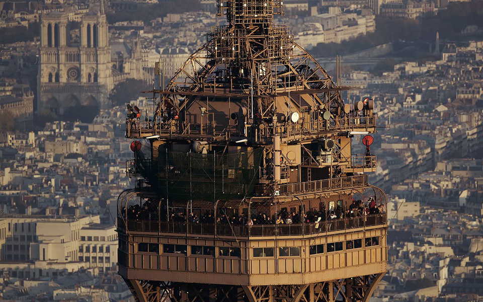 Ít người biết trên đỉnh tháp Eiffel có một căn hộ bí mật như thế này?