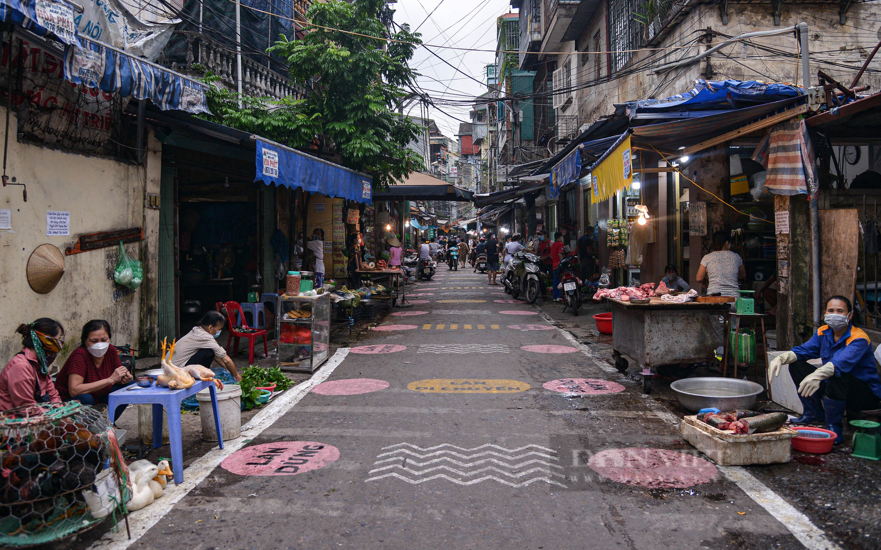 Kẻ vạch, chia ô và phân luồng từ xa khi ra vào chợ dân sinh ở Hà Nội