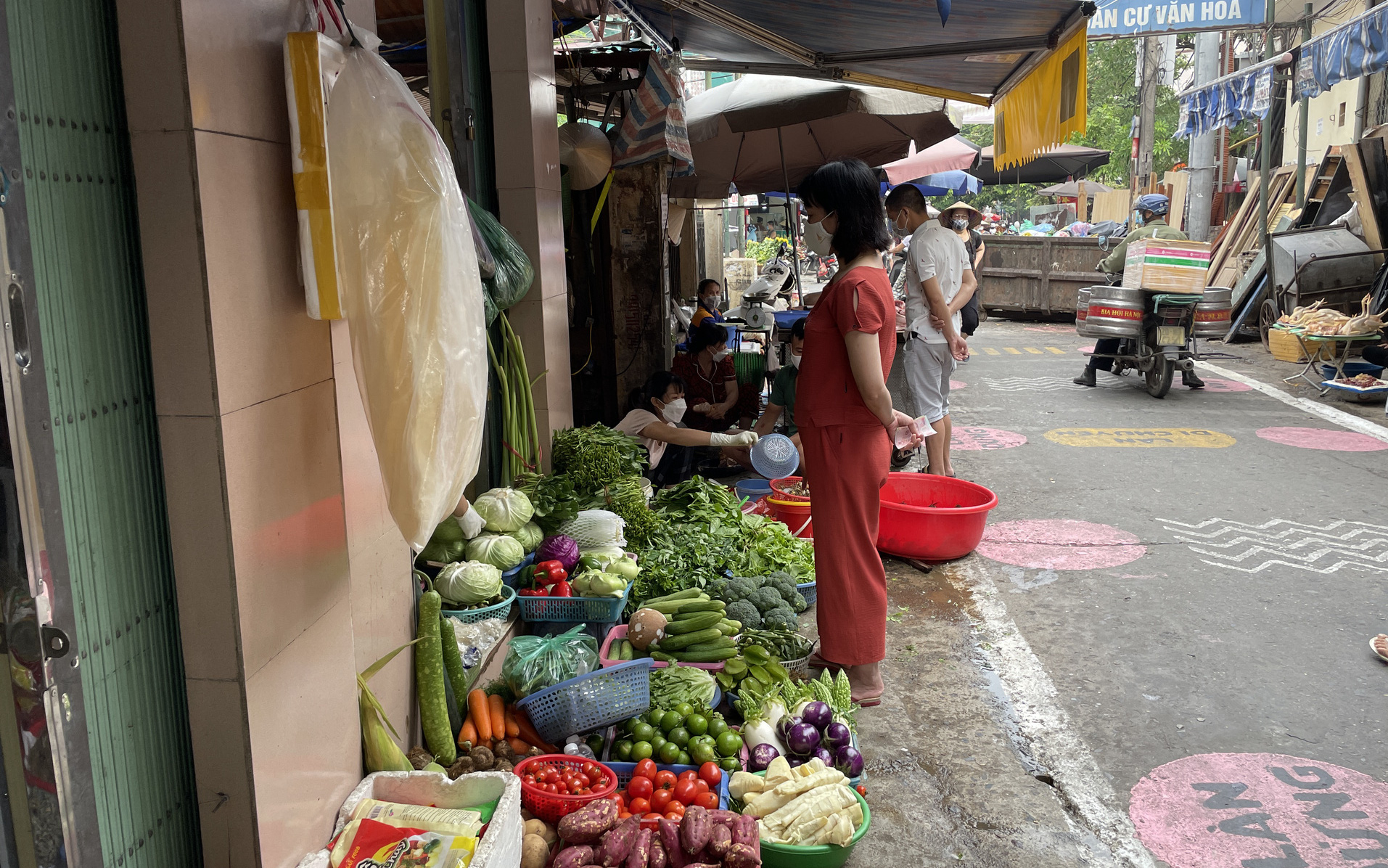 Video: Người dân khó bỏ thói quen túm tụm mua hàng ở chợ truyền thống
