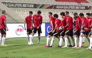 Clip: Cận cảnh màn khởi động "đá ma chui háng" đầy hài hước của tuyển Trung Quốc
