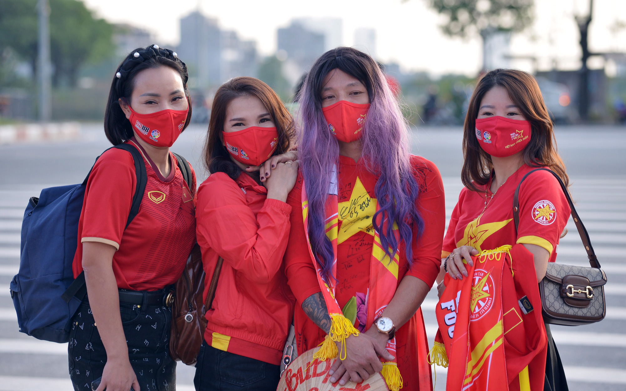 Người hâm mộ đổ về sân Mỹ Đình hâm nóng trận tuyển Việt Nam - Nhật Bản