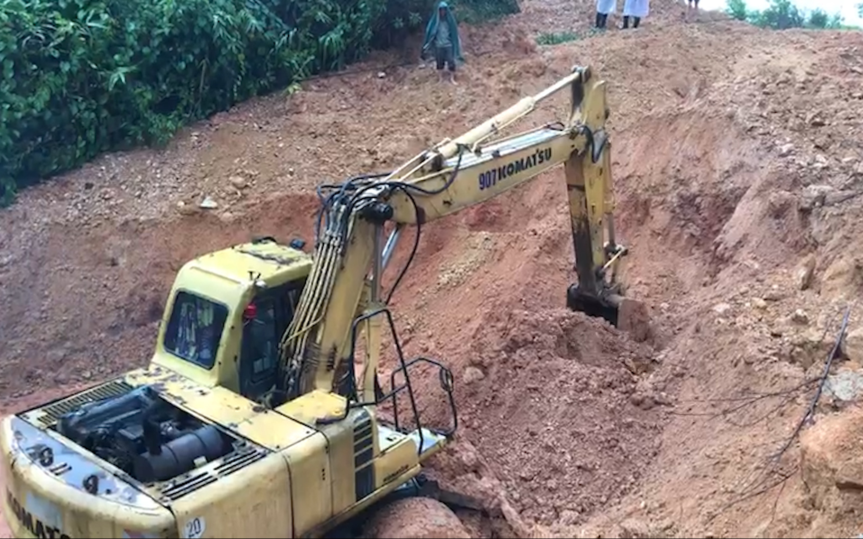 Khánh Hòa: Hàng chục ngàn tấn đất đá sạt lở, gây chia cắt nghiêm trọng đường giao thông