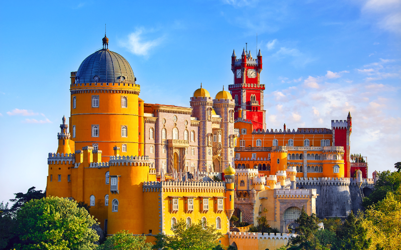 Video: Khám phá tòa lâu đài rực rỡ sắc màu "độc nhất vô nhị" ở Bồ Đào Nha