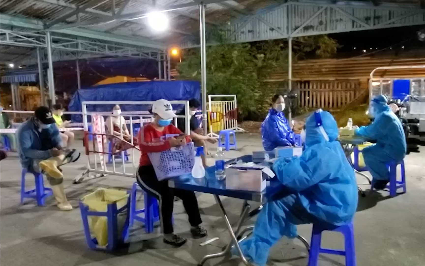 Video: Hàng nghìn người tại cảng cá Thọ Quang được xét nghiệm Covid-19 trong đêm