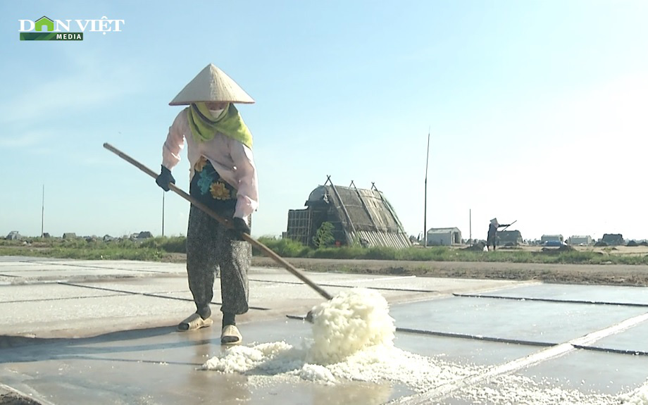 Mô hình làm muối gắn với du lịch ở làng muối biển Bạch Long