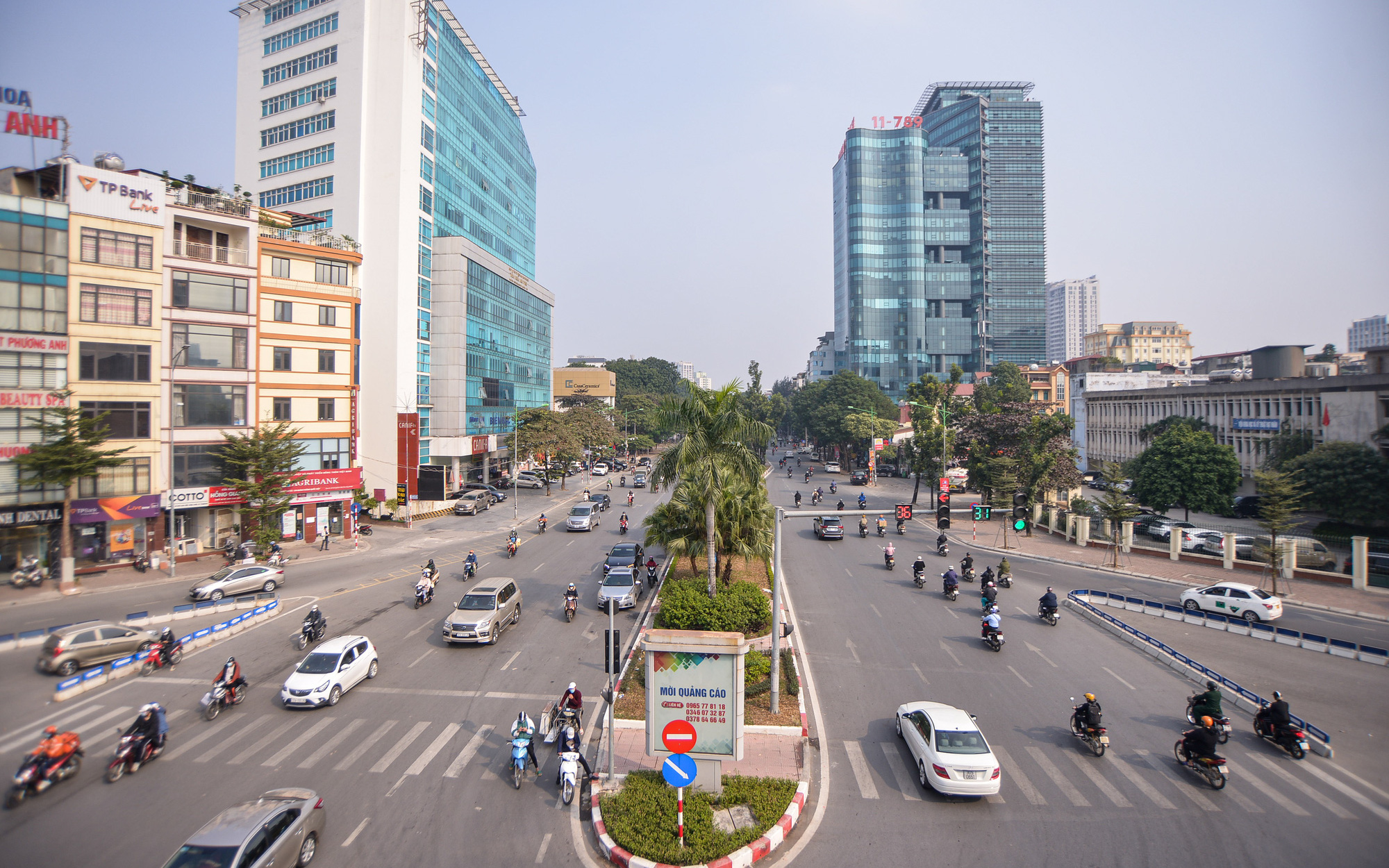 Hà Nội chi hơn 25 tỷ đồng xén dải phân cách, chặt hạ nhiều cây xanh trên đường Hoàng Quốc Việt