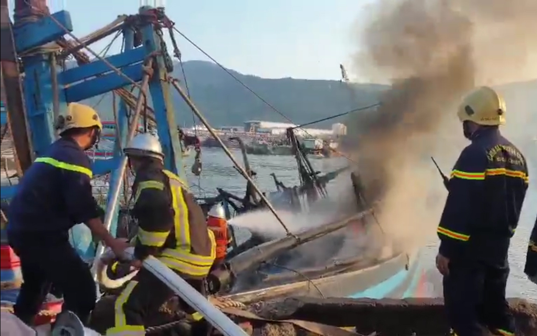 Đà Nẵng: "Bà hỏa" ghé thăm mùng 3 Tết tại cảng cá, hàng trăm người tham gia chữa cháy