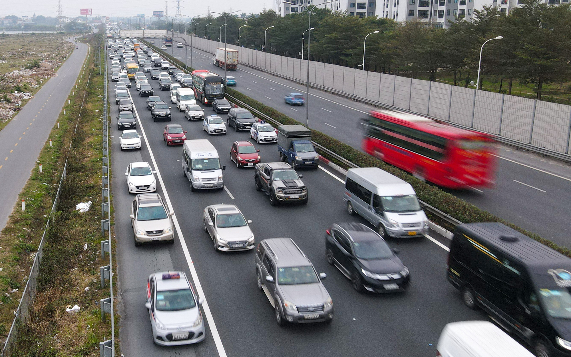 Mùng 4 Tết: Dòng xe cộ về thủ đô đặc kín, cao tốc Pháp Vân - Cầu Giẽ ùn tắc nặng