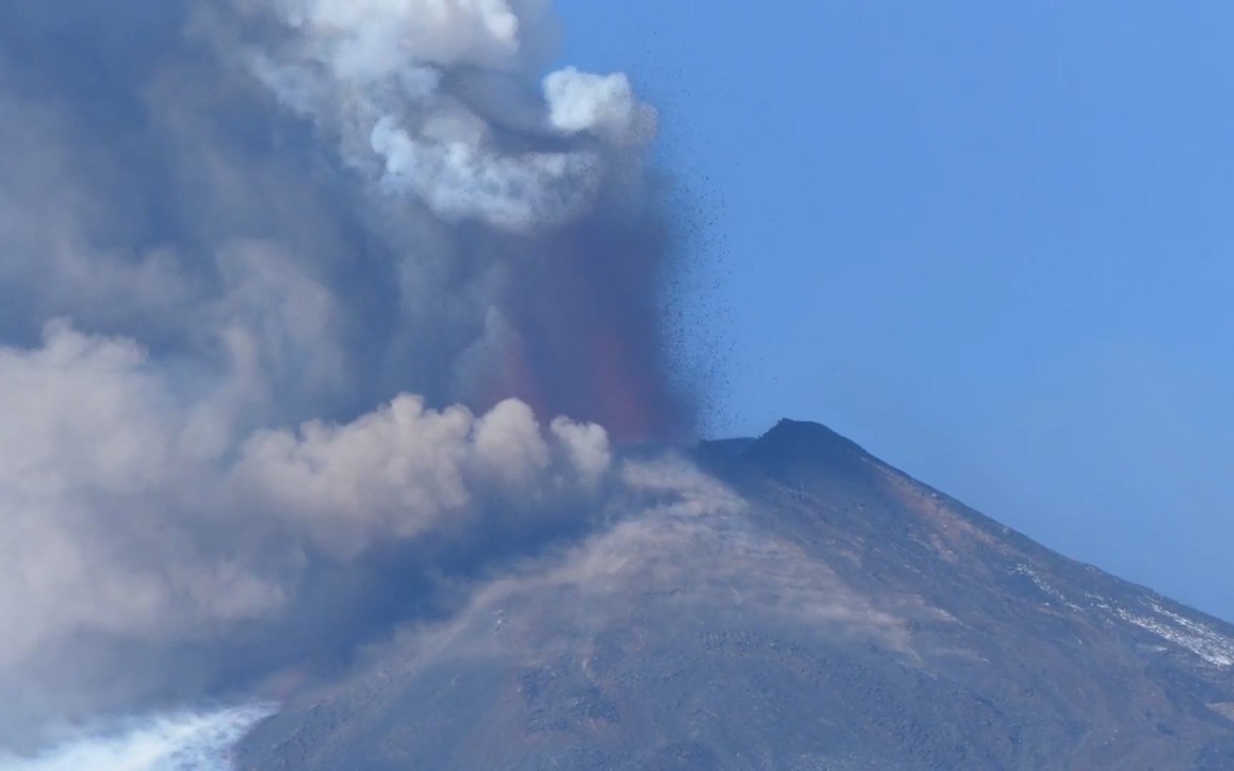 Clip: Núi Etna "tỉnh giấc", bắn dung nham hàng trăm mét lên bầu trời