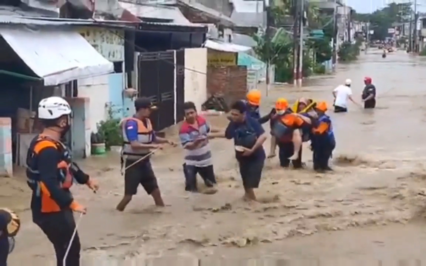Clip: Ngập lụt do mưa lớn, Indonesia sơ tán cả nghìn người dân