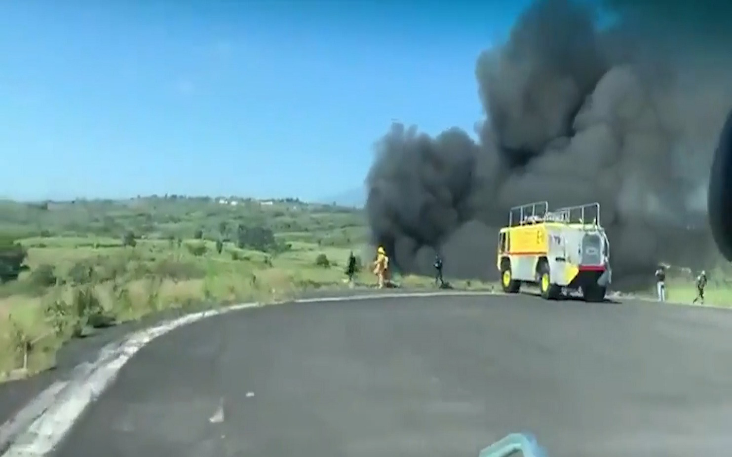 Clip: Hiện trường khói lửa ngút trời khi máy bay quân sự Mexico bị rơi, 6 binh sĩ tử nạn