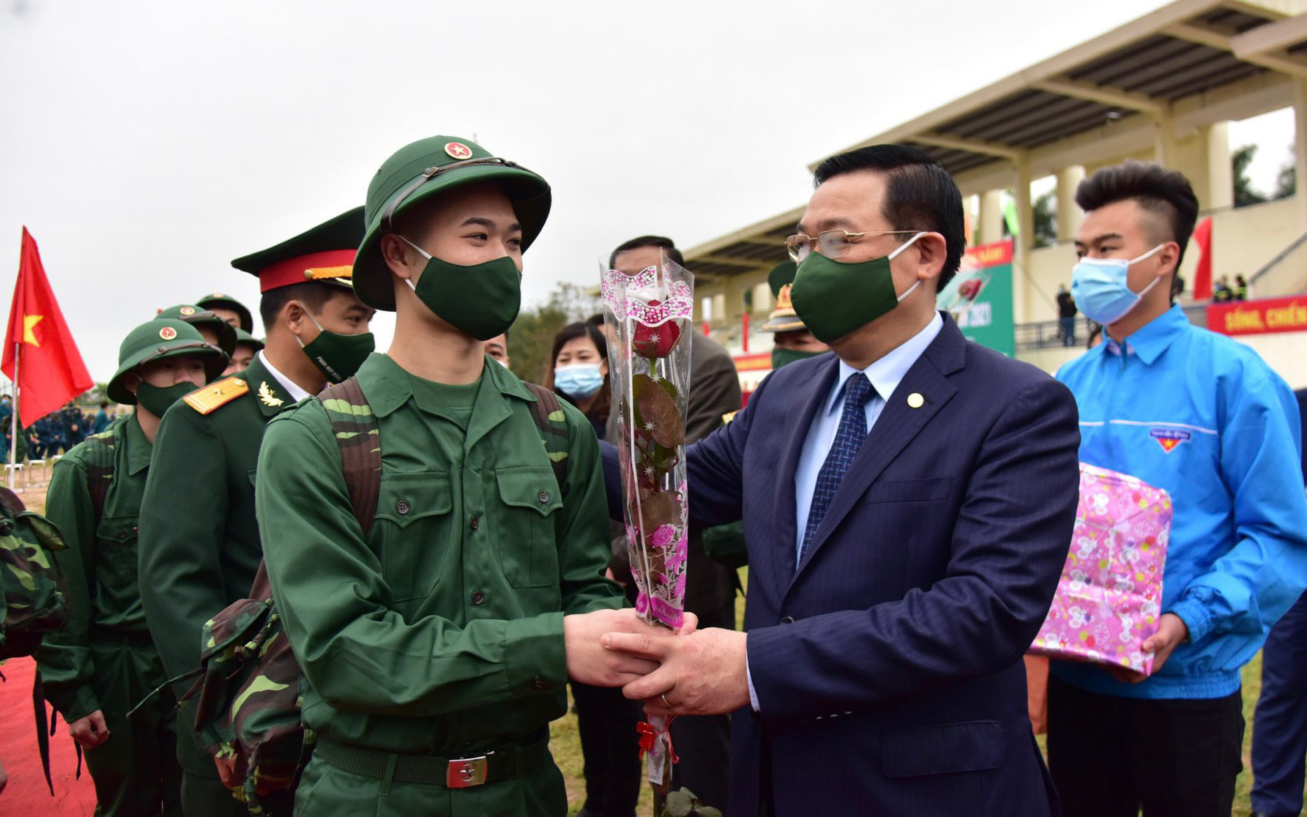 Ảnh: Bí thư và Chủ tịch Hà Nội tặng hoa, động viên thanh niên lên đường nhập ngũ
