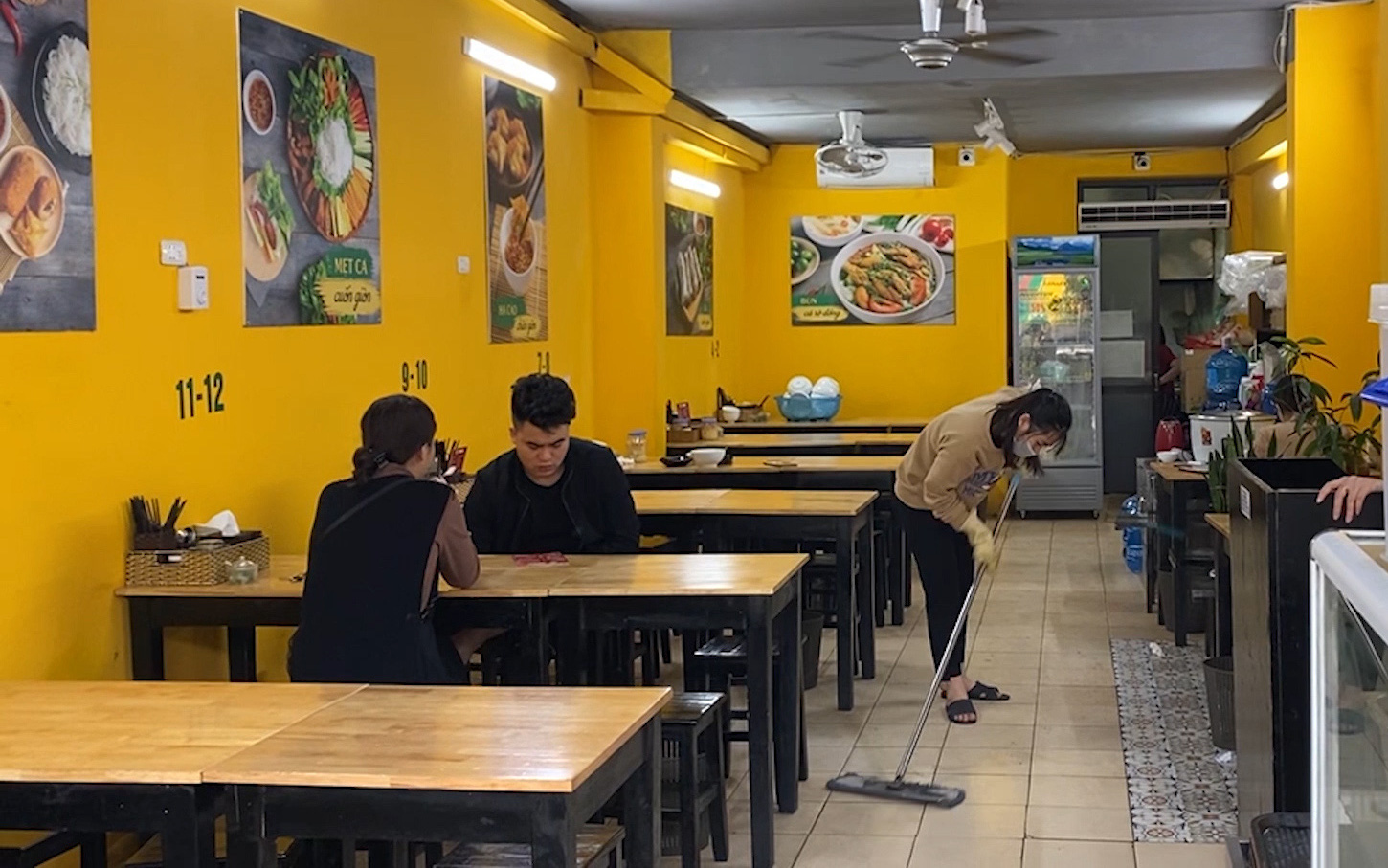 Video: Nhiều nhà hàng quán ăn ở Hà Nội chủ quan, lơ là trước dịch Covid-19