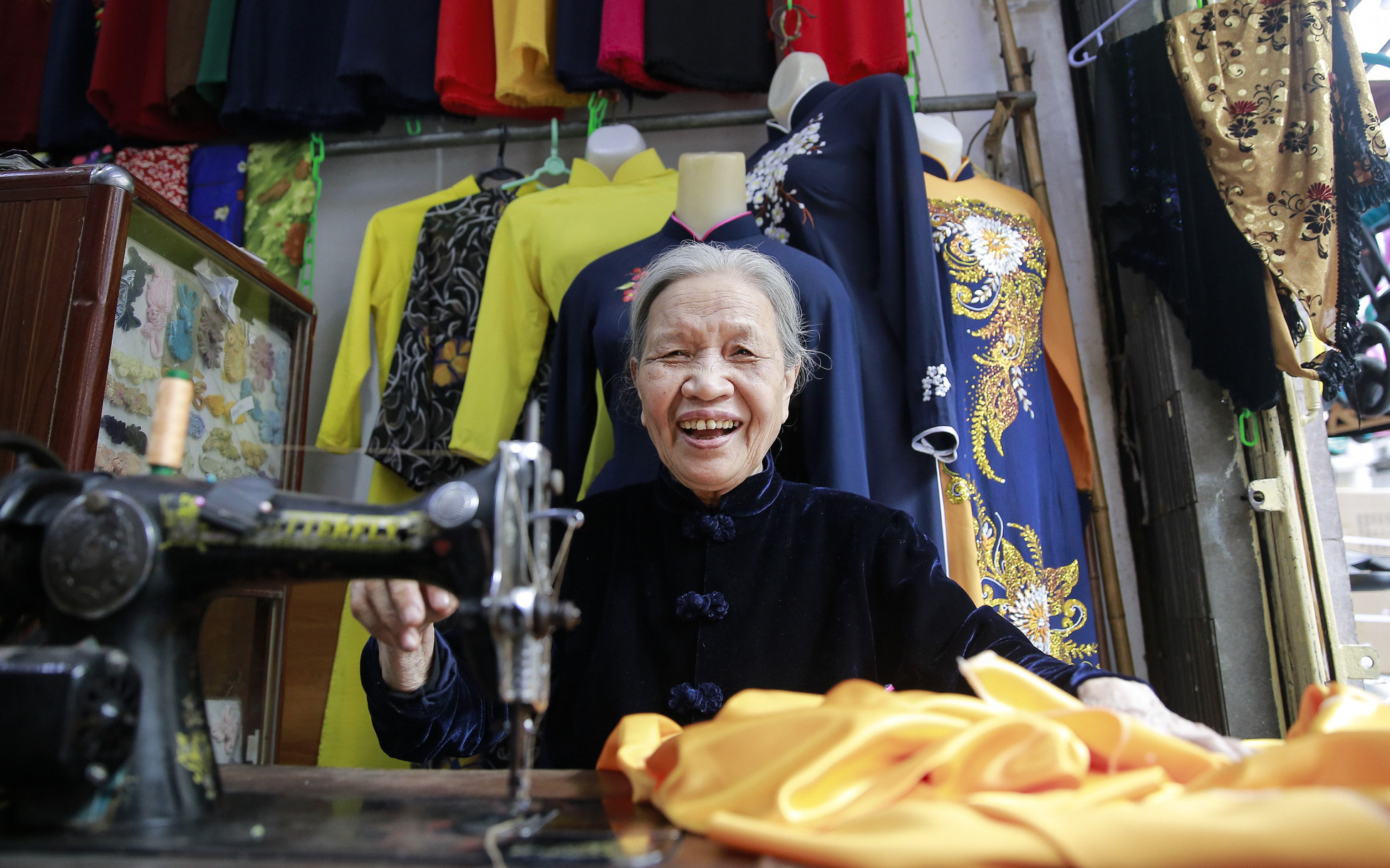 Người phụ nữ 70 năm “thổi hồn” tà áo dài truyền thống 