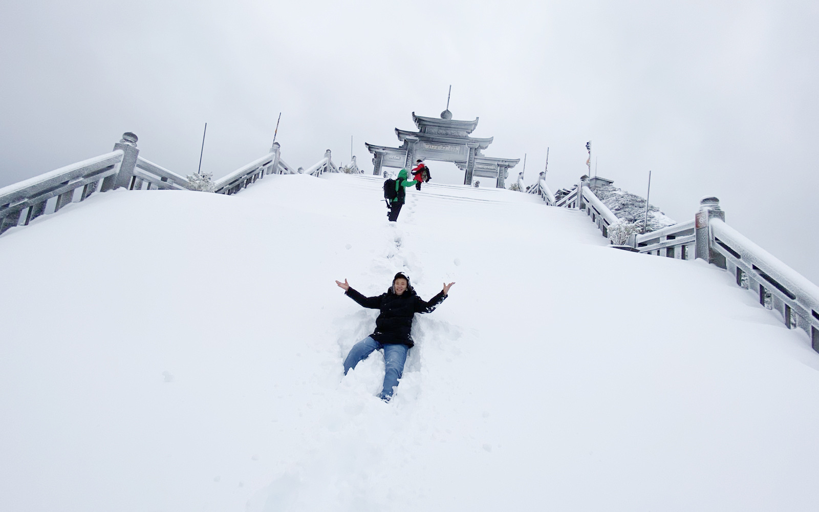 Cảnh đẹp mê ly trên đỉnh Fansipan trong ngày tuyết rơi dày 60 cm