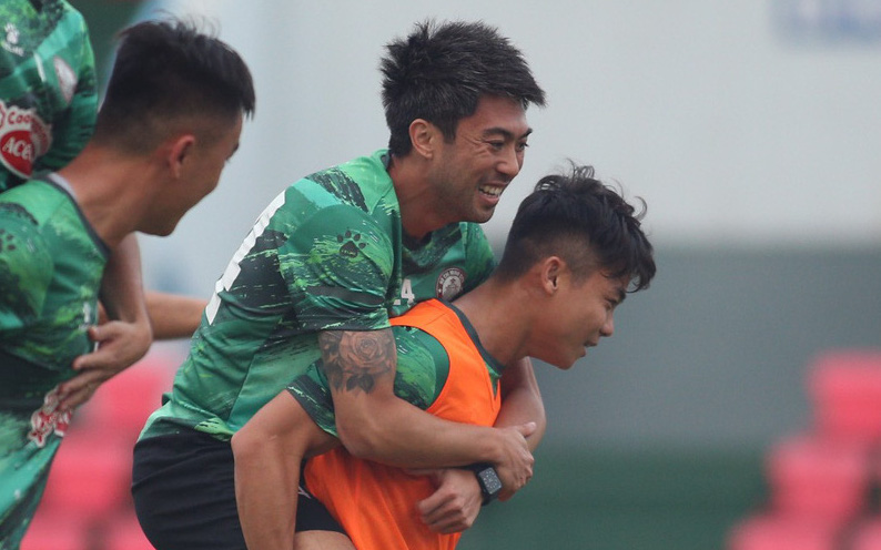 Ảnh: Lee Nguyễn được đồng đội cõng trên sân Cẩm Phả trước trận đấu với Than Quảng Ninh