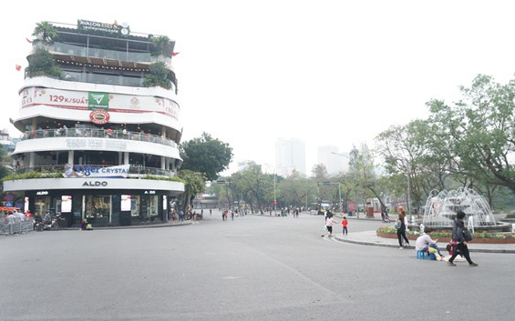 Hoạt động trở lại, phố đi bộ Hà Nội vắng vẻ sau thời gian cách giãn xã hội