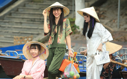 Phớt lờ lời nhắc nhở, nhiều du khách "quên" đeo khẩu trang khi tham quan chùa Hương