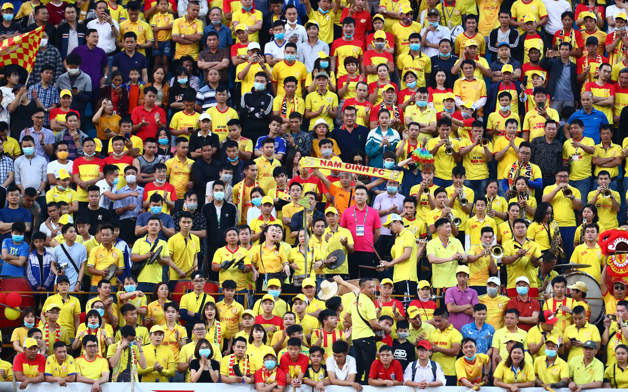 "Sắc vàng" phủ kín sân Thiên Trường để cổ vũ đội bóng thành Nam