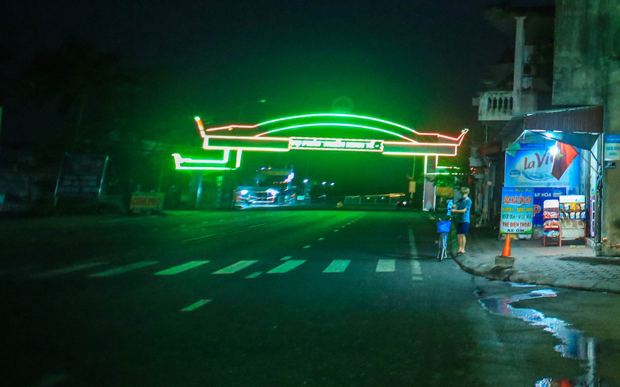 Ảnh: Đường phố TP Chí Linh "vắng lặng như tờ" trước giờ gỡ phong tỏa