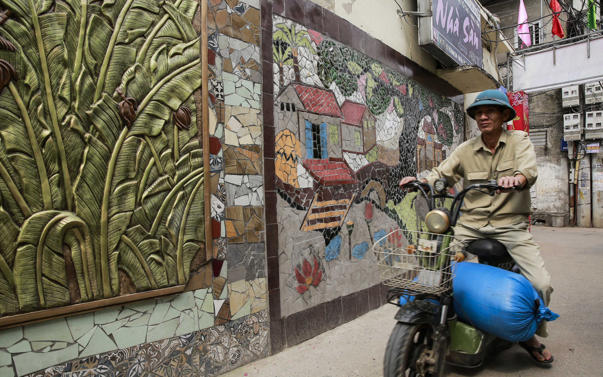 Đường làng Hà Nội “thay áo mới” bằng những tác phẩm nghệ thuật làm từ đồ phế thải
