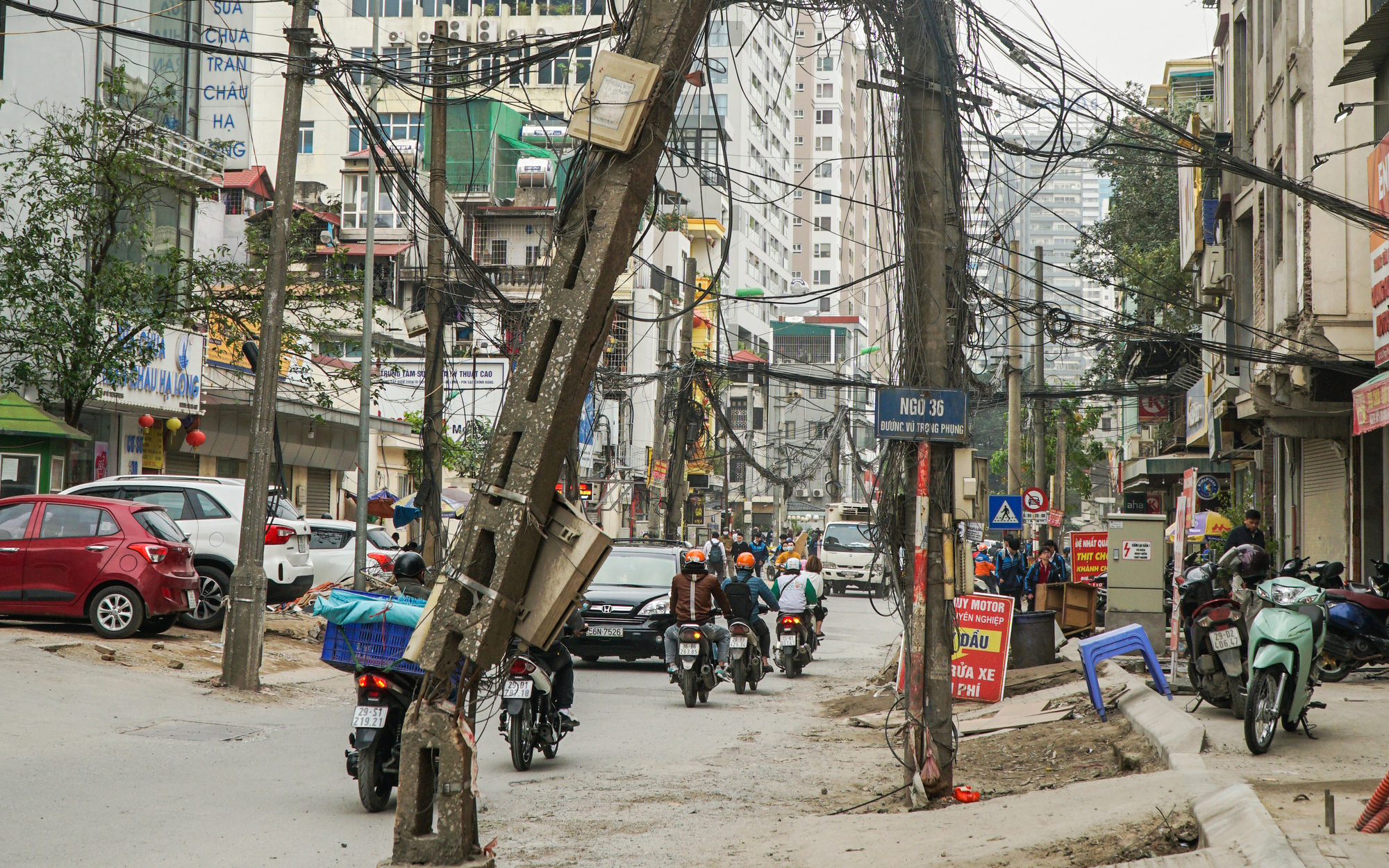 Hà Nội: Cột điện xiêu vẹo, thanh gỗ treo trên đầu người dân ở con đường đang cải tạo trị giá 366 tỷ đồng