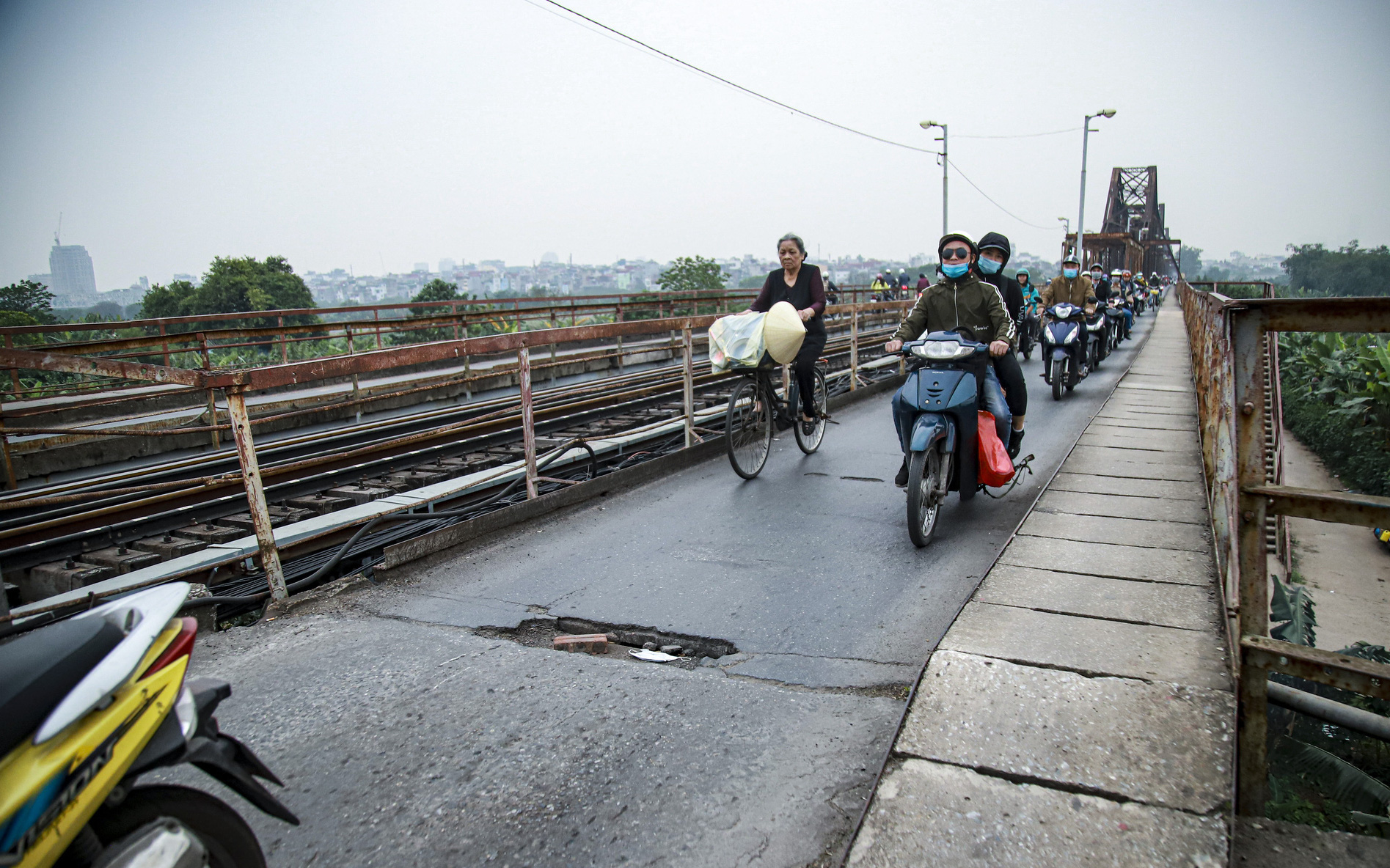 Cầu Long Biên xuống cấp đến không ngờ, mặt đường nhiều ổ gà, "hở hàm ếch" có thể nhìn rõ mặt nước sông Hồng