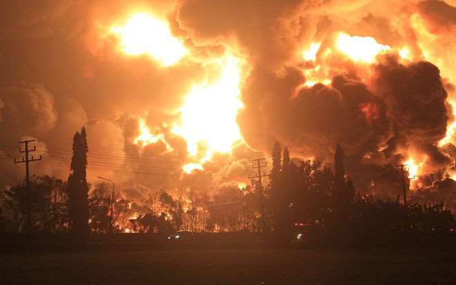 Clip: Cháy cực lớn tại nhà máy lọc dầu, Indonesia sơ tán khẩn cấp gần 1.000 người