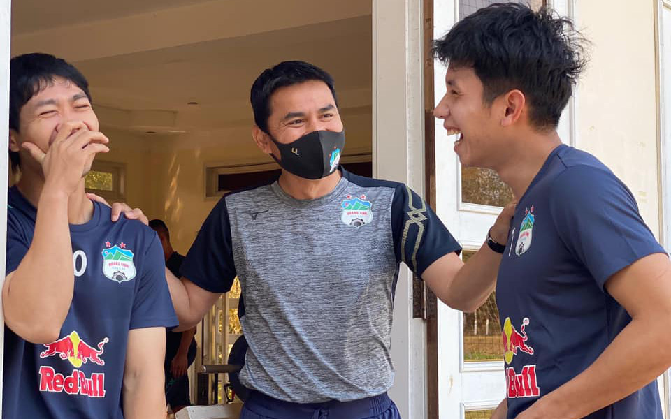 HLV Kiatisak cùng Công Phượng, Hồng Duy cười hớn hở khi V-League sắp trở lại