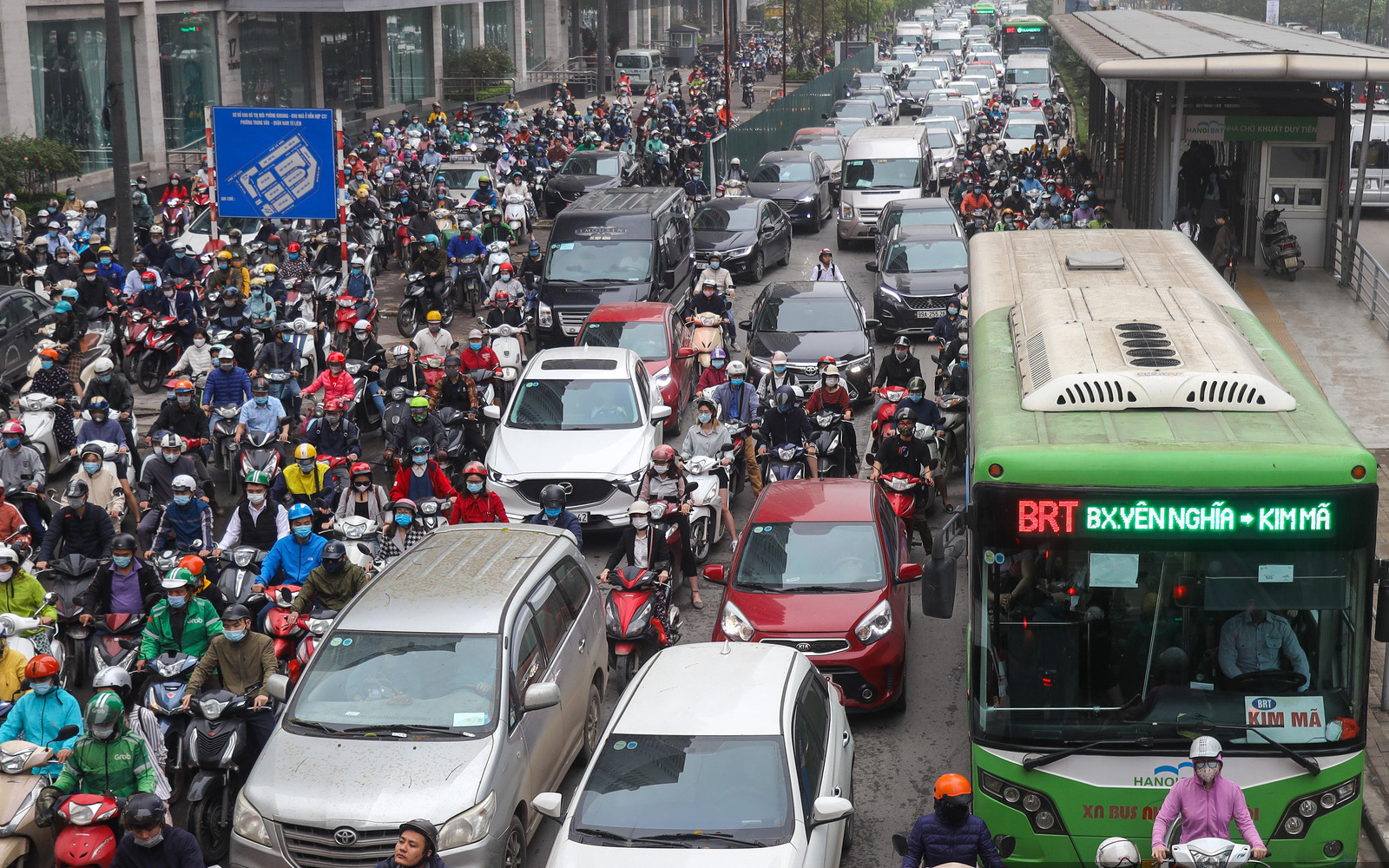 Hỗn loạn tuyến đường xe buýt nhanh BRT giờ cao điểm: Muôn nỗi bức xúc
