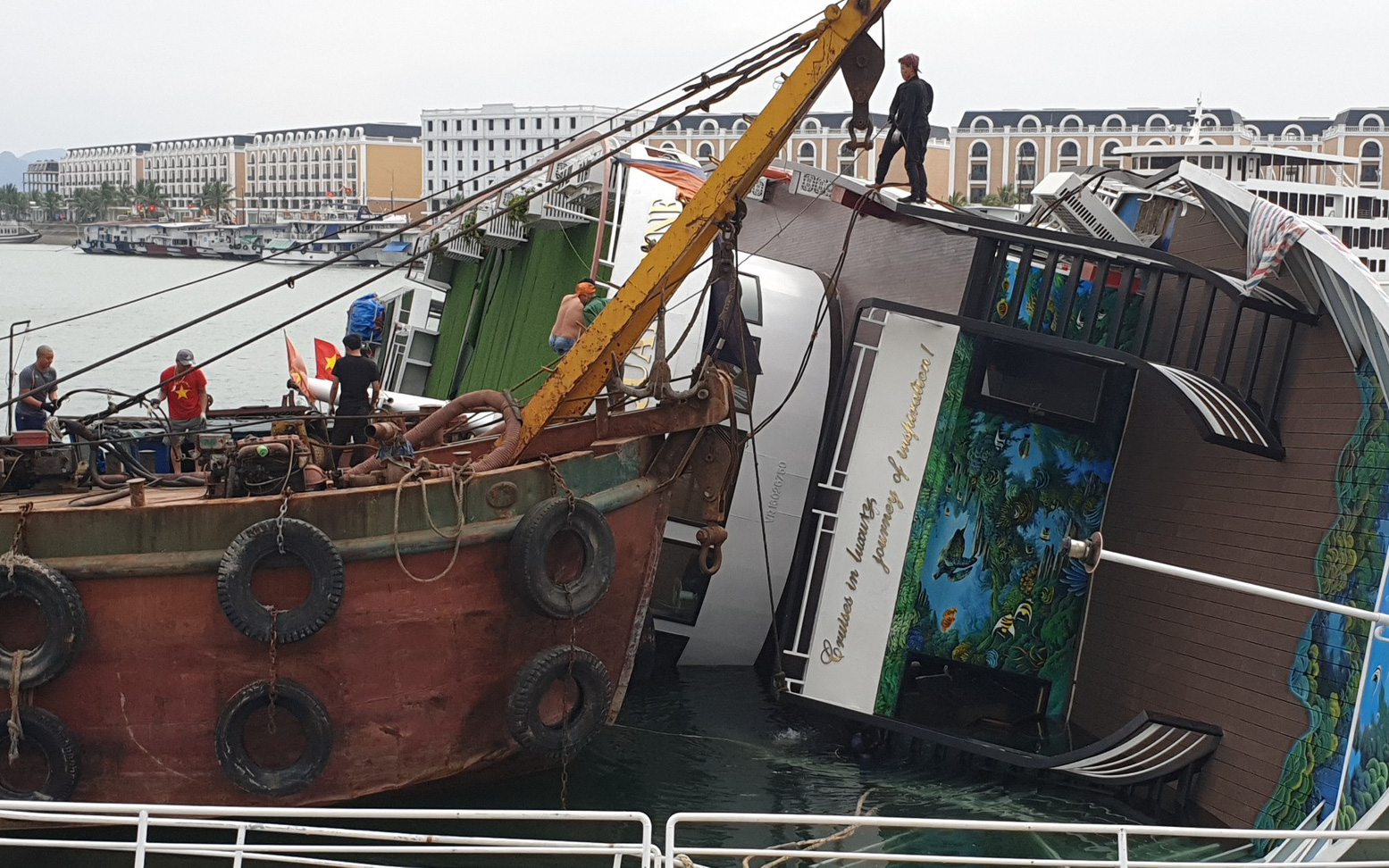 Chùm ảnh: Xót lòng nhìn du thuyền triệu đô ngâm dưới biển Hạ Long