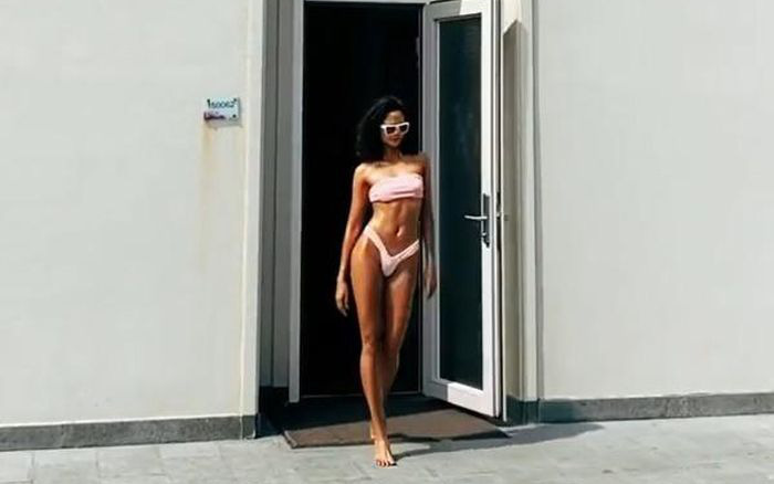 Clip: H'Hen Niê catwalk với bikini khoe thân hình nóng bỏng bên hồ bơi