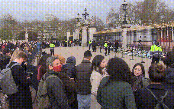 Cung điện Buckingham: Rất đông người dân đến đặt hoa để tưởng nhớ Hoàng thân Philip