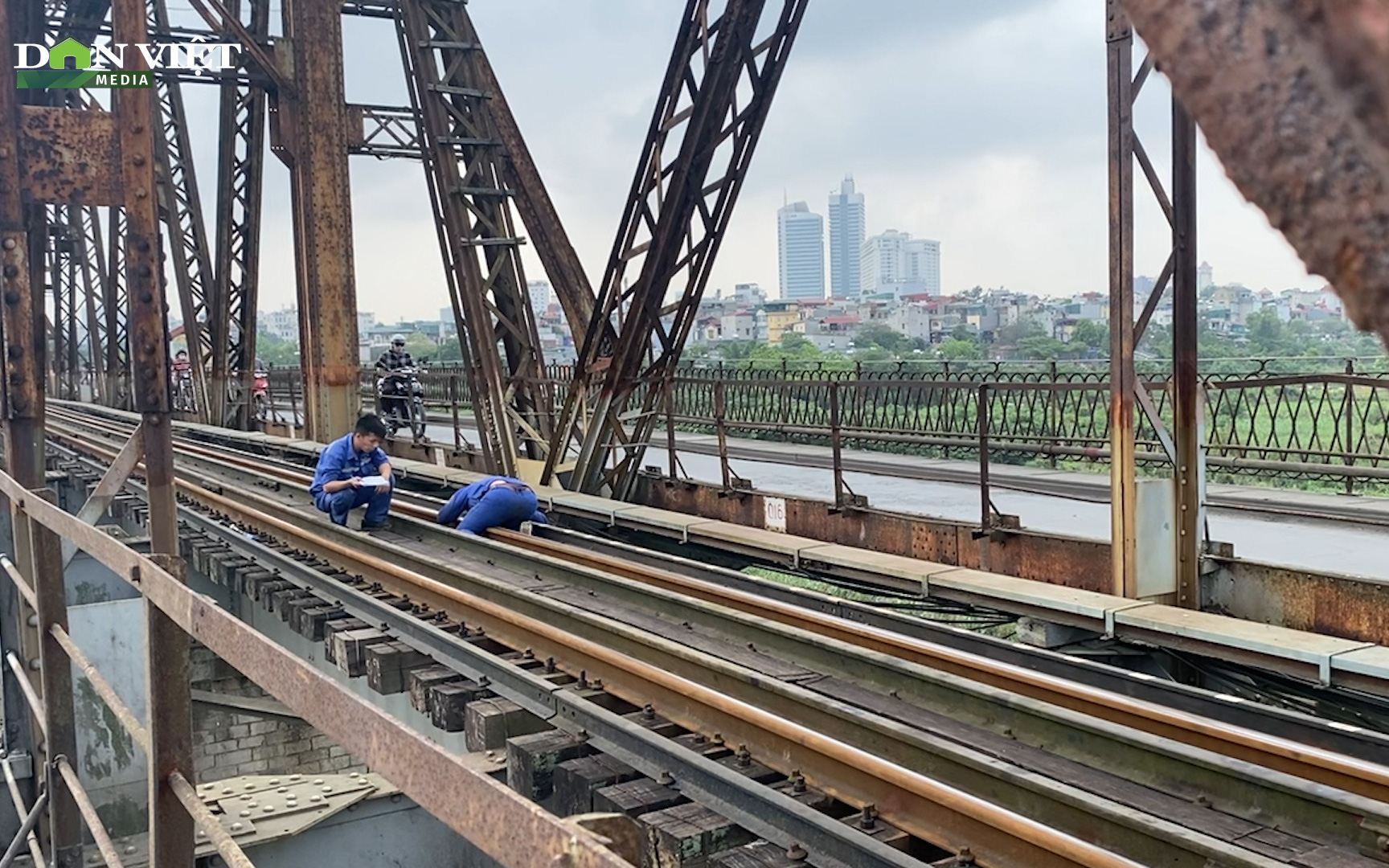 Cầu Long Biên tiếp tục tu sửa khi liên tiếp xuất hiện nhiều ổ gà, vết nứt dài