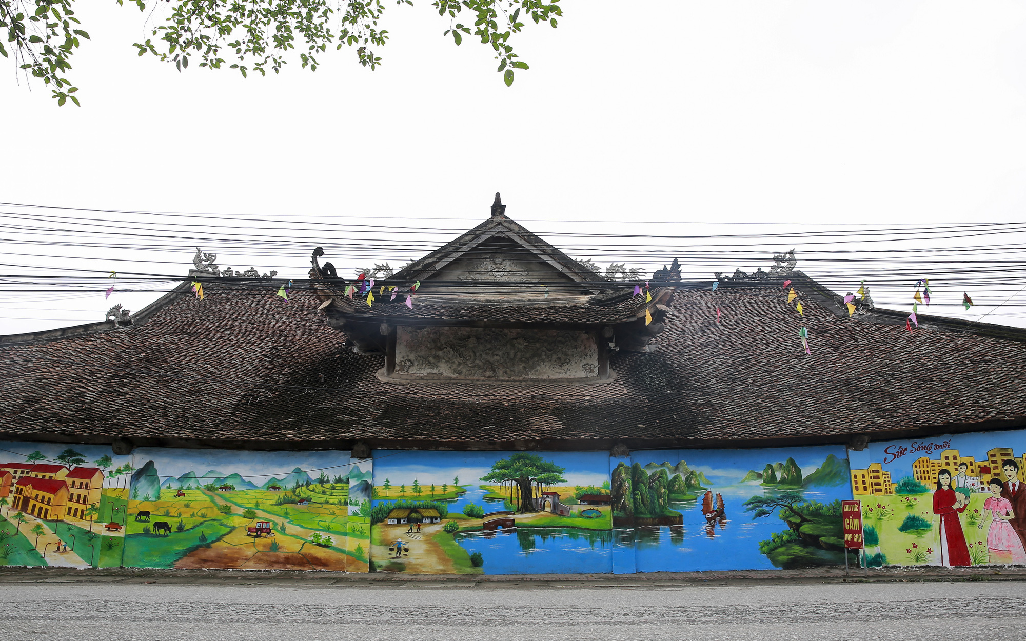 Sơn bức tường tại đình làng gần 200 năm tuổi tại Vĩnh Phúc để "xây dựng nông thôn mới"