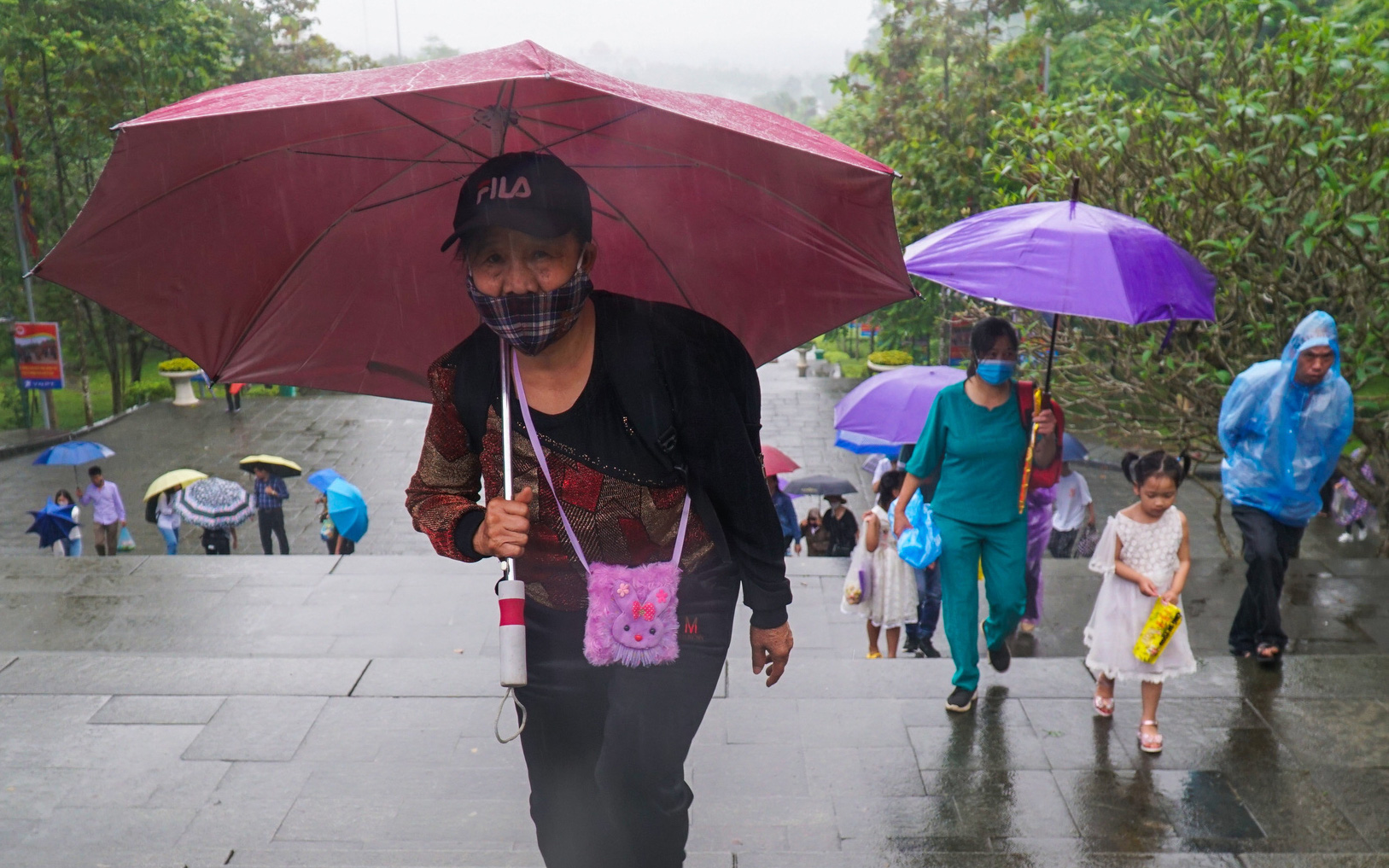 Hàng nghìn du khách đội mưa đổ về đất Tổ trong ngày khai hội đền Hùng
