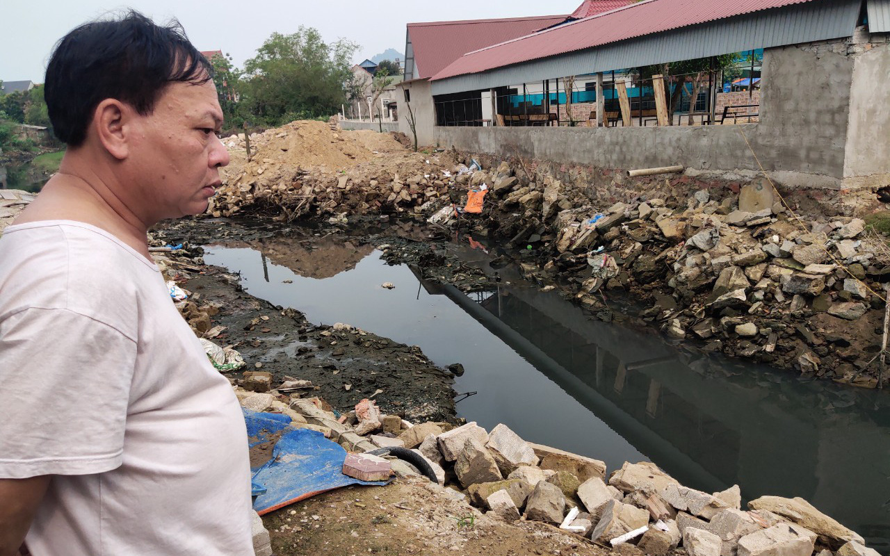 Hà Tĩnh: Hàng trăm hộ dân "nín thở" sống bên dòng kênh "chết"