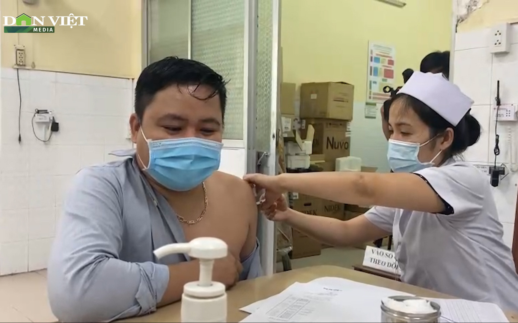 Nhân viên y tế đầu tiên được tiêm vắc xin Covid-19 ở Bệnh viện phổi Đồng Nai 