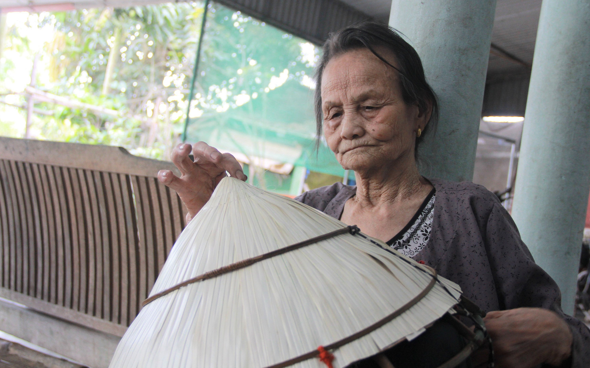 CLIP - ẢNH: Gặp cụ bà 90 tuổi gắn trọn cuộc đời với nghề nón lá