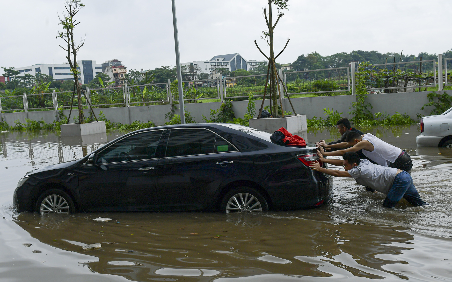 Hàng dài ô tô "chôn bánh trong biển nước" sau cơn mưa lớn ở Hà Nội