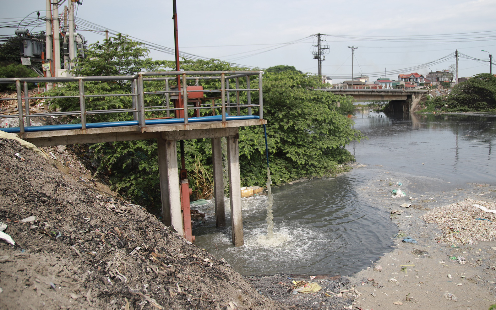 CLIP: Hai ngày bơm xả nước ô nhiễm gây ngập kinh hoàng ra sông Ngũ Huyện Khê, làng giấy Phong Khê vẫn chưa hết ngập