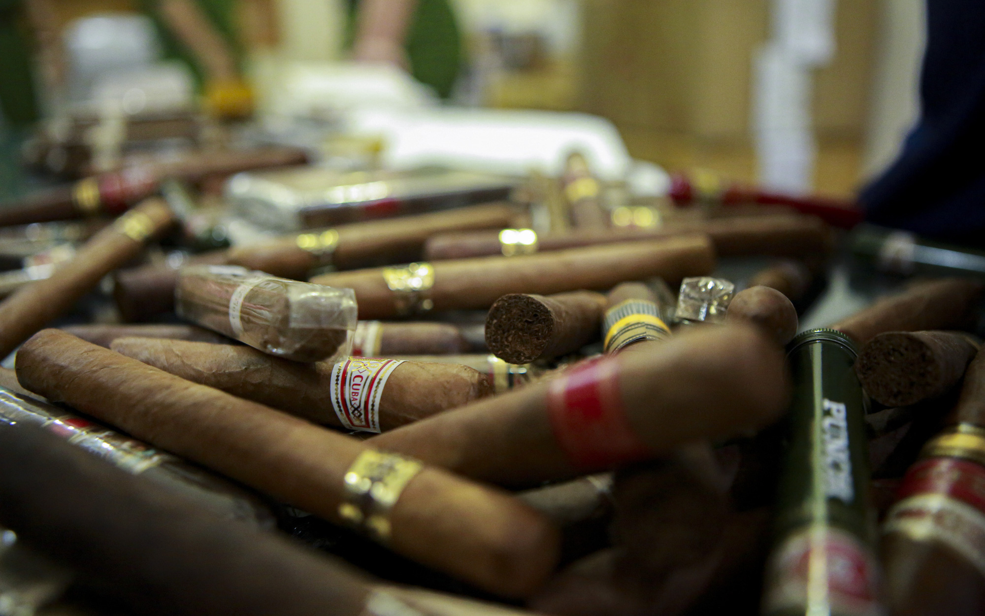 Phá đường dây buôn lậu cigar gần 2 tỷ đồng do tiếp viên hàng không cầm đầu
