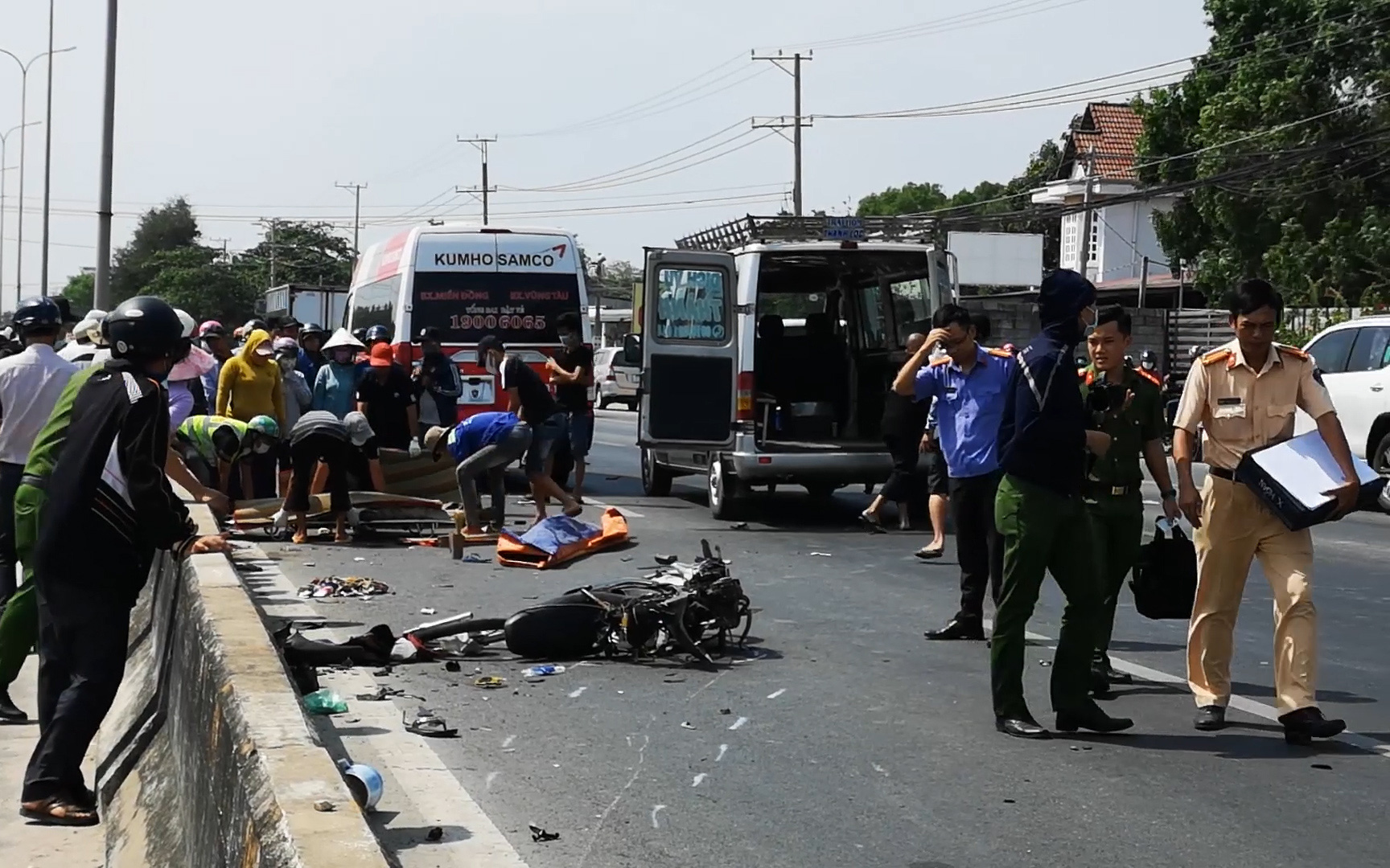 Bà Rịa - Vũng Tàu: Xe máy đối đầu xe khách, 2 người tử vong tại chỗ