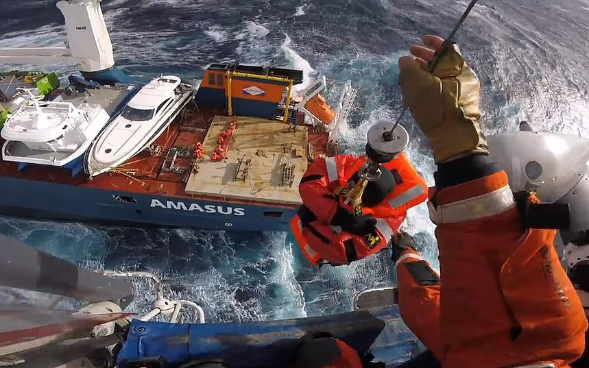 Video: Giải cứu ngoạn mục 12 thủy thủ trên tàu hàng giữa bão lớn