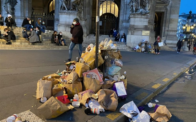 Thủ đô hoa lệ Paris ngập tràn rác, người dân ví thành phố như "bãi phế thải"